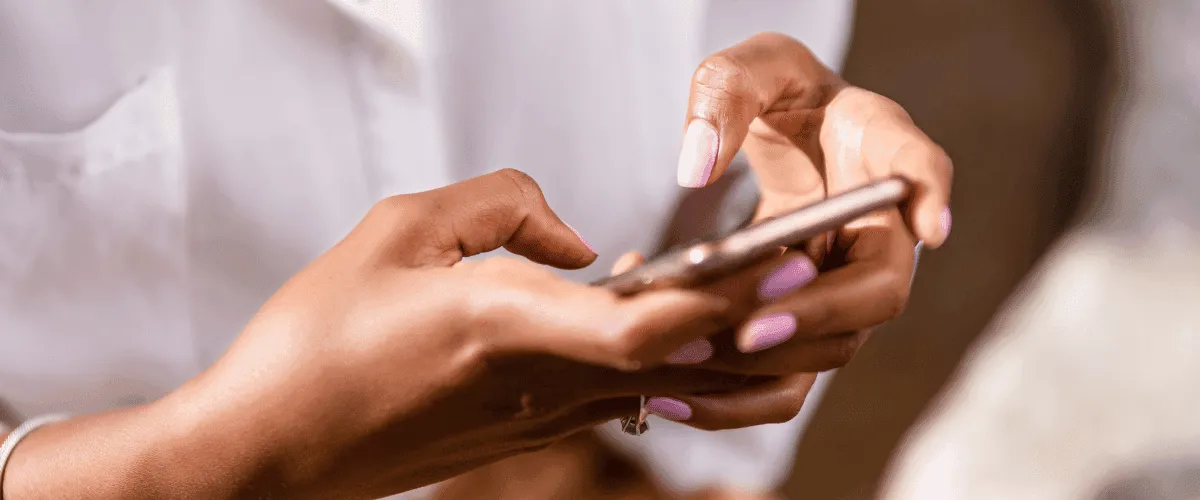 What to Say When You Have No Idea What to Say: Conversation Savers for Text and Video Chat